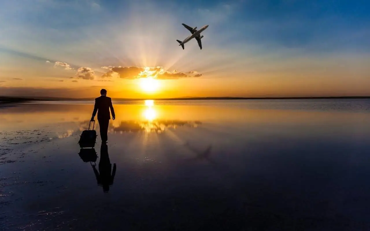 Prenotare un volo di notte conviene davvero? Ecco cosa dice chi lo fa sempre