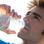 Ecco perché non dovresti mai bere acqua sull’aereo: la verità che non ti dicono